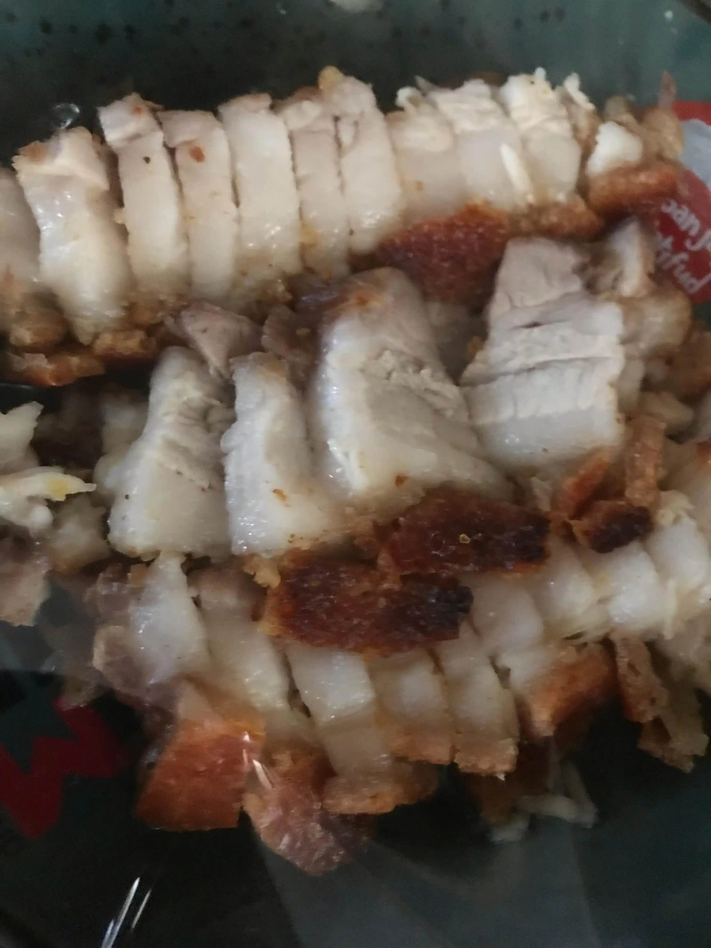 Babi panggang crispy Bangka dengan kulit keemasan dan daging juicy yang menggugah selera