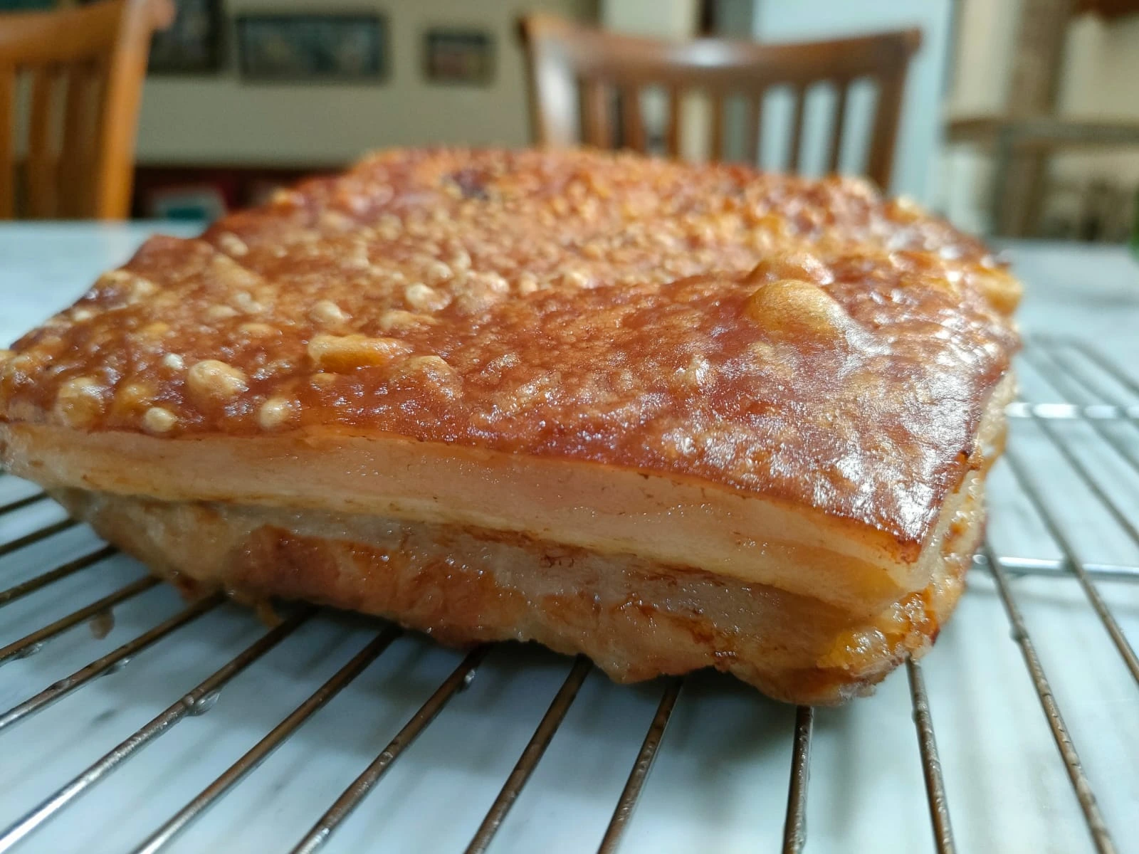 Babi panggang dengan kulit yang sempurna renyah