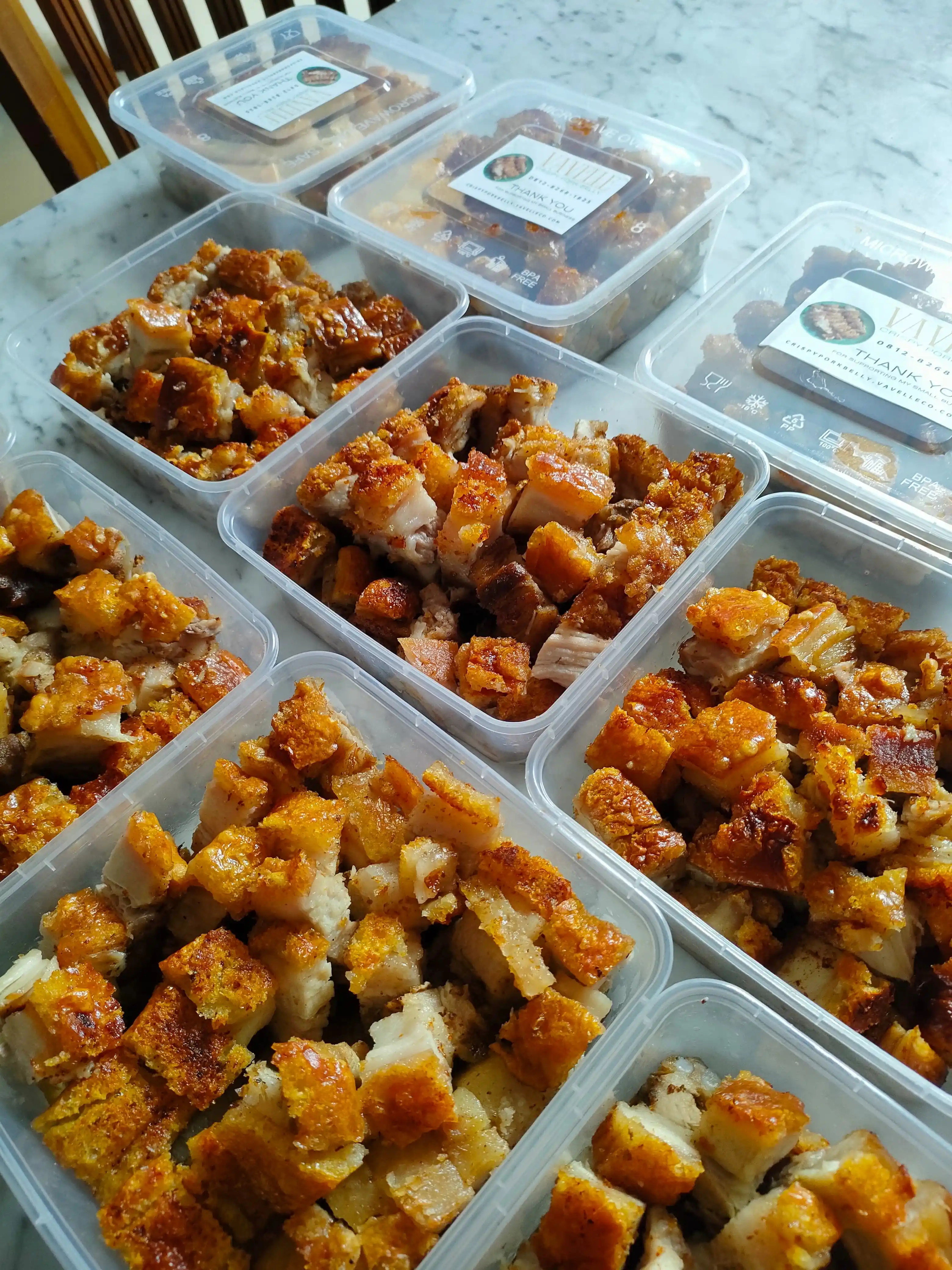 Tiga jenis sambal andaliman, matah, dan bawang untuk babi panggang